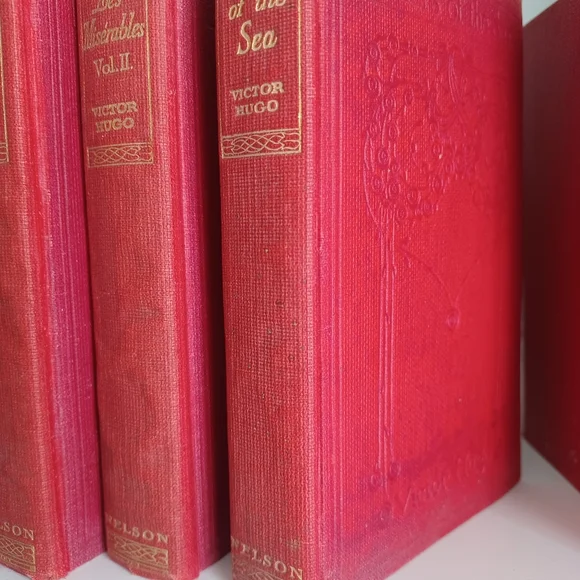 Victor Hugo Vintage Red Book Collection 6 books, Classic Reading And Home Decor - Picture 6 of 8